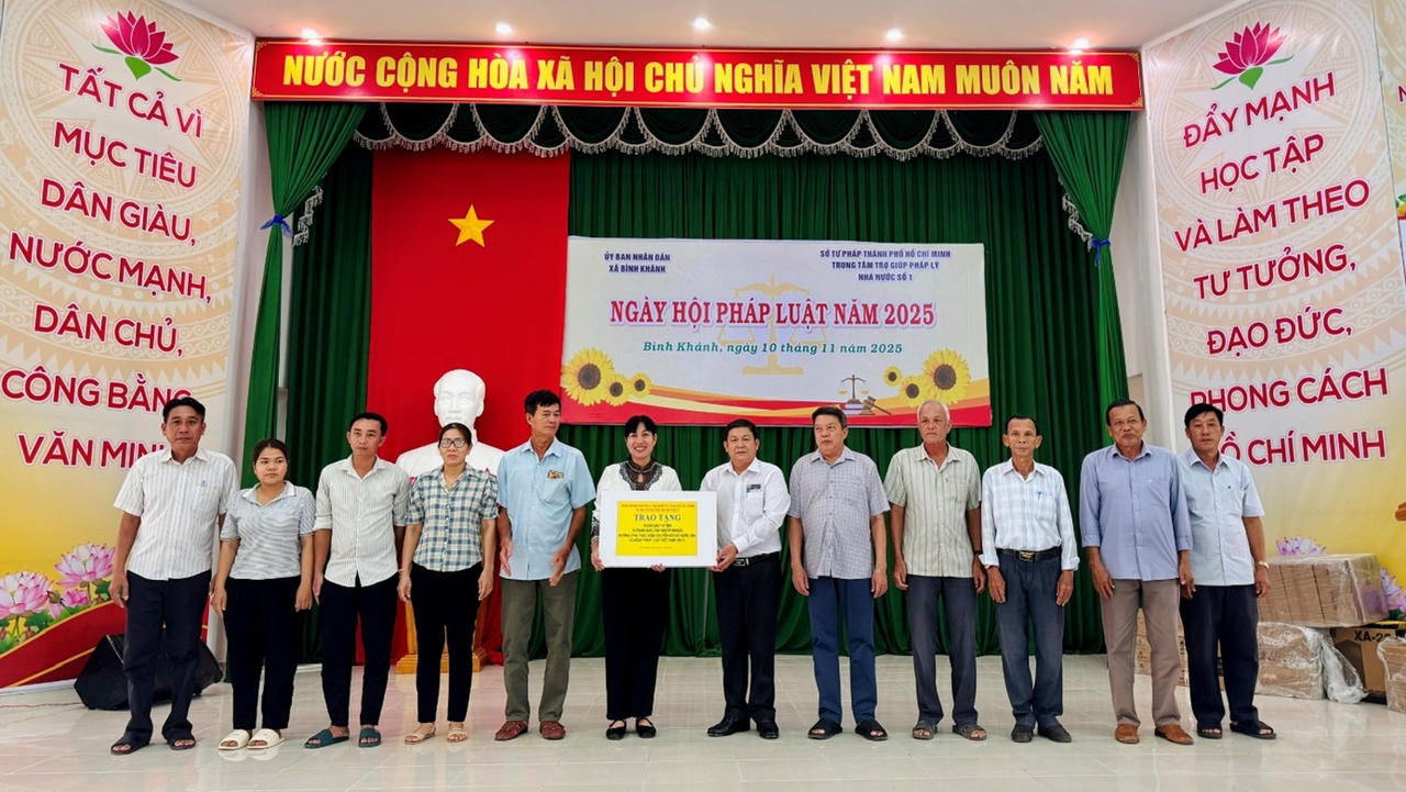 Trung tâm TGPL Nhà nước trao tặng 10 dàn máy vi tính và 50 phần quà cho người dân trên địa bàn xã Bình Khánh, TP. Hồ Chí Minh hưởng ứng phong trào chuyển đổi số quốc gia và Ngày Pháp luật Việt Nam.