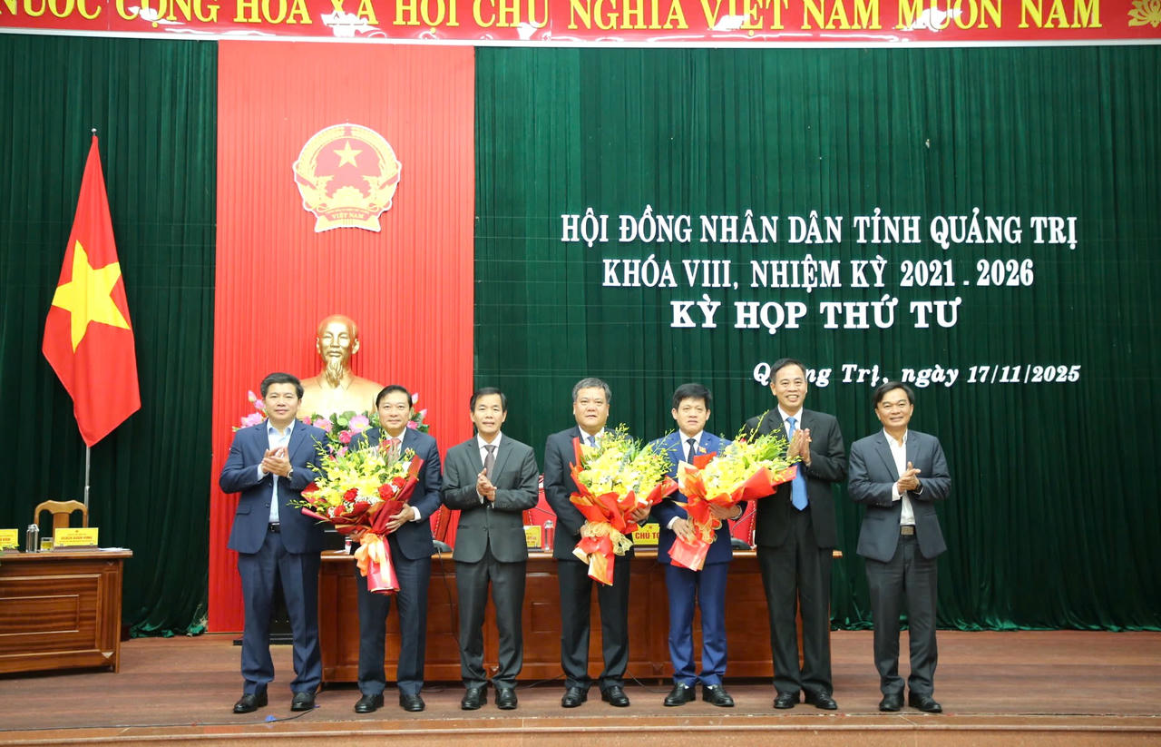 Lãnh đạo tỉnh tặng hoa cho ông Lê Hồng Vinh, Chủ tịch UBND tỉnh (thứ 2 từ trái sang), ông Trần Phong, nguyên Chủ tịch UBND tỉnh (ở giữa) và ông Lê Văn Bảo, Phó Chủ tịch UBND tỉnh (thứ 3 từ bên phải sang).