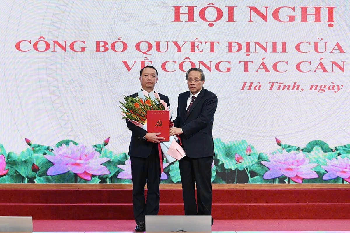 Ông Hoàng Đăng Quang - Phó Trưởng ban Thường trực Ban Tổ chức Trung ương (bên phải) trao quyết định của Ban Bí thư cho tân Phó Bí thư Tỉnh ủy Hà Tĩnh Phan Thiên Định.