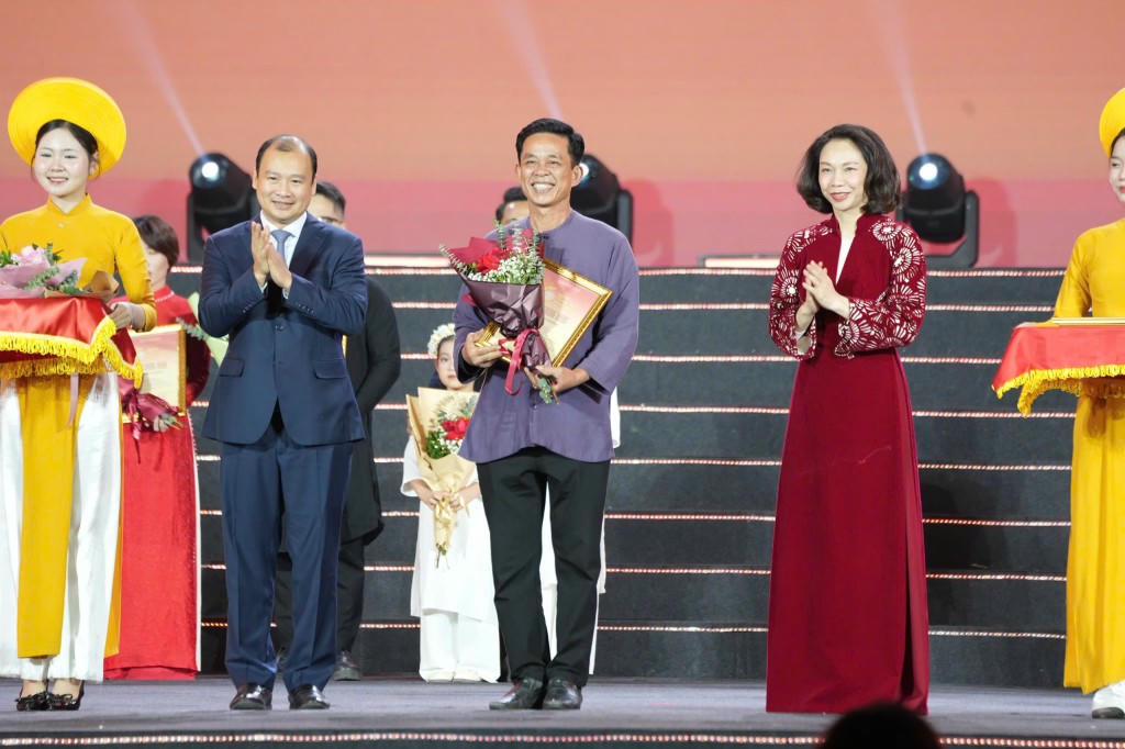 Ông Lê Hải Bình - Ủy viên dự khuyết Trung ương Đảng, Thứ trưởng Thường trực Bộ Văn hóa, Thể thao và Du lịch và bà Vũ Thu Hà - Thành ủy viên, Phó Chủ tịch UBND TP Hà Nội vinh danh và trao chứng nhận tới các nghệ nhân, nghệ sĩ tham gia Festival Thăng Long - Hà Nội 2025.