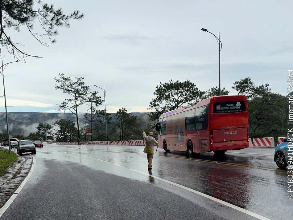 Các phương tiện được hướng dẫn quay đầu lưu thông theo hướng khác.