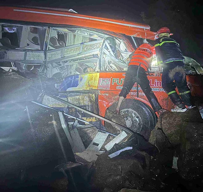 Chiếc xe khách Phương Trang bị đất đá vùi lấp trên đèo Khánh Lê, khiến 6 người tử vong.