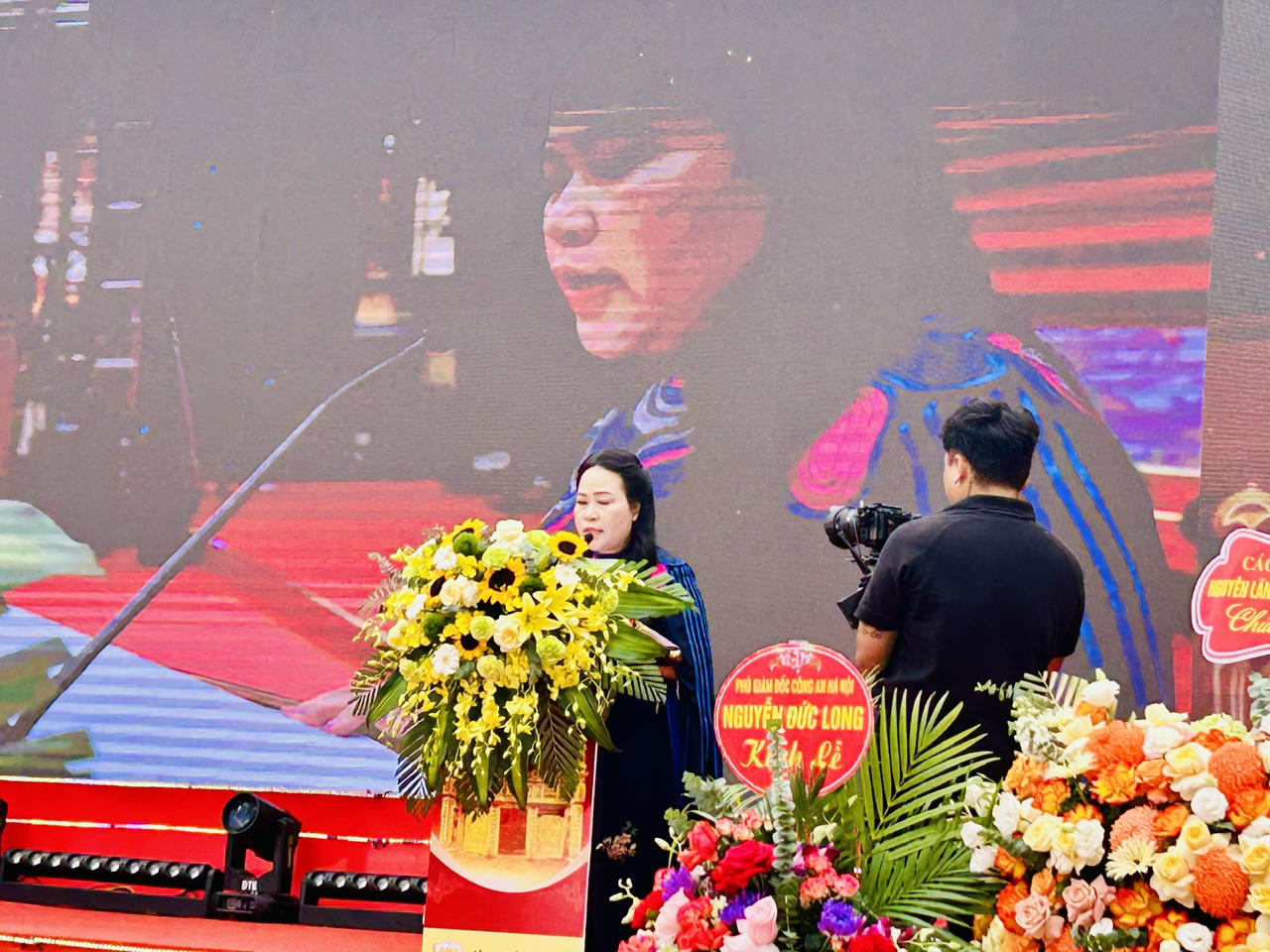 Bà Nguyễn Thị Thúy Hường - đại diện các chắt ngoại hậu duệ Thánh tổ họ Trần bày tỏ lòng tri ân các bậc tiên tổ bên ngoại họ Trần. (Ảnh: Bảo Châu)