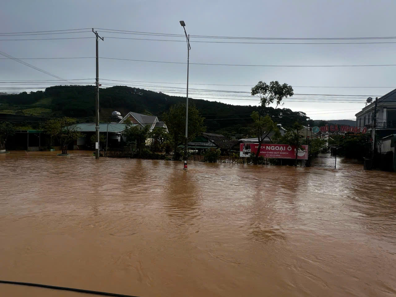 Mưa lớn gây ngập lụt ở xã Hiệp Thạnh.