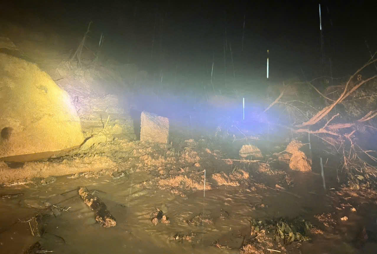 Hiện trường vụ sạt lở khiến 9 người dân bị mắc kẹt.