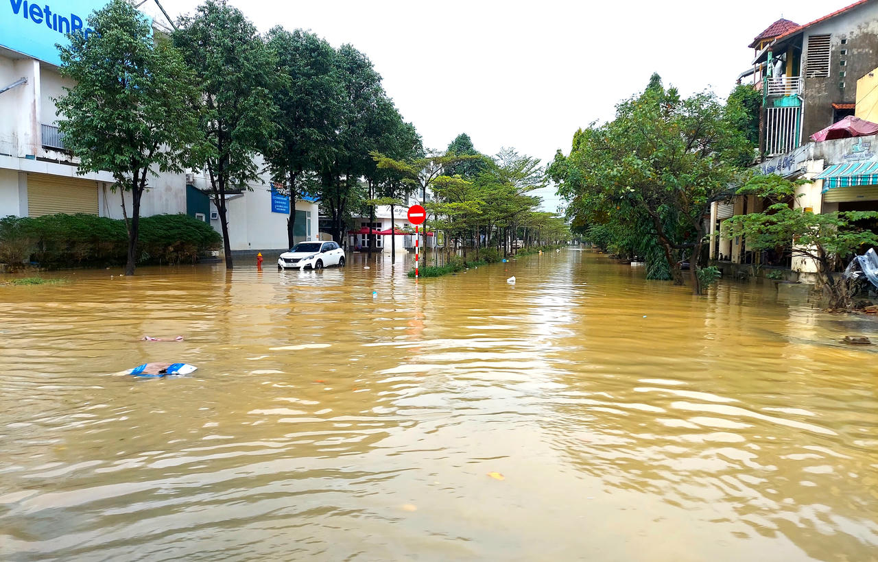 Huế: Mưa lớn gây ngập lụt và sạt lở trên tuyến Quốc lộ 49 