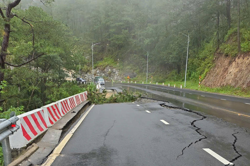 Đèo Prenn sạt lở nặng.