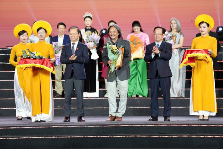 Ông Bùi Hoài Sơn - Ủy viên thường trực Ủy ban Văn hóa, Giáo dục của Quốc hội và ông Trần Thế Cương, Ủy viên Ban Thường vụ Thành ủy, Phó Chủ tịch HĐND TP Hà Nội vinh danh các nghệ nhân, nghệ sĩ tham gia Chương trình.