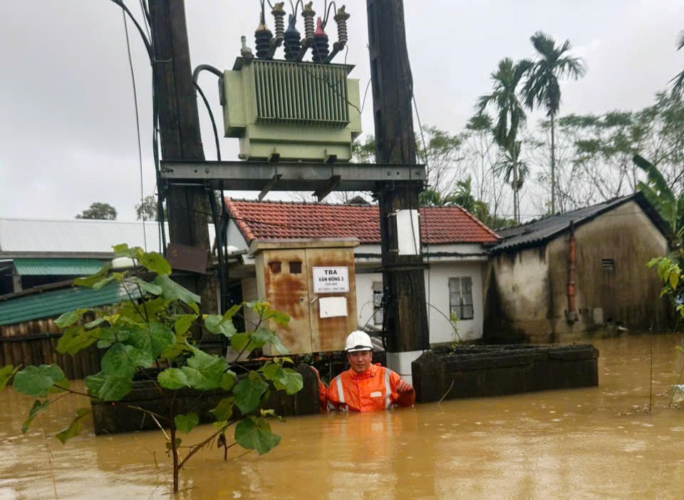 EVNCPC chủ động cắt điện tại nhiều địa phương miền Trung – Tây Nguyên để đảm bảo an toàn trong mưa lũ..