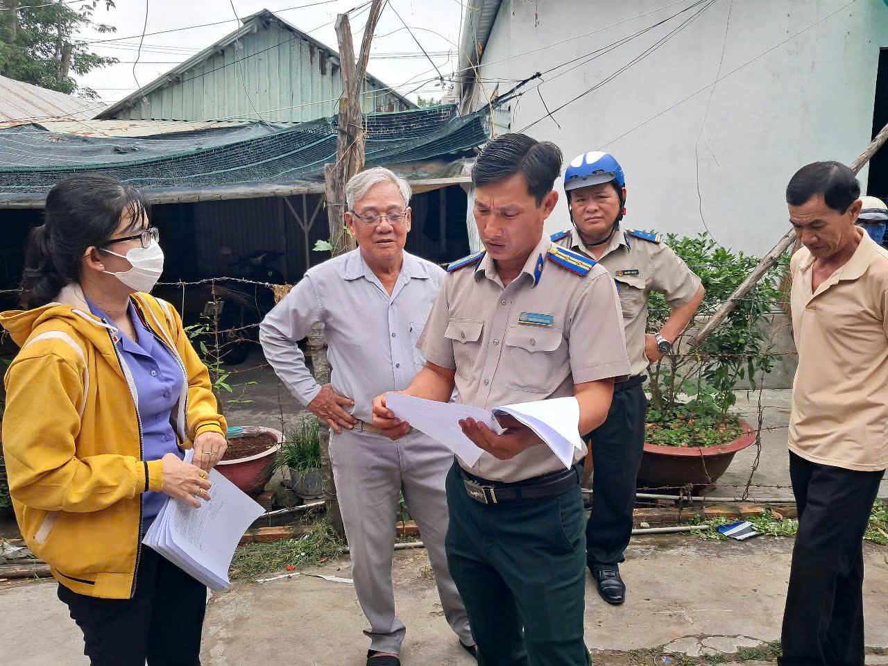 Chấp hành viên tác nghiệp trong một vụ việc. 