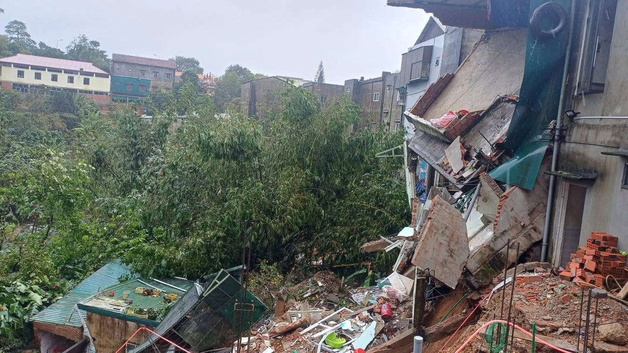 Sạt lở tại Khe Sanh (Quảng Trị), nhiều hộ dân phải di dời khẩn cấp