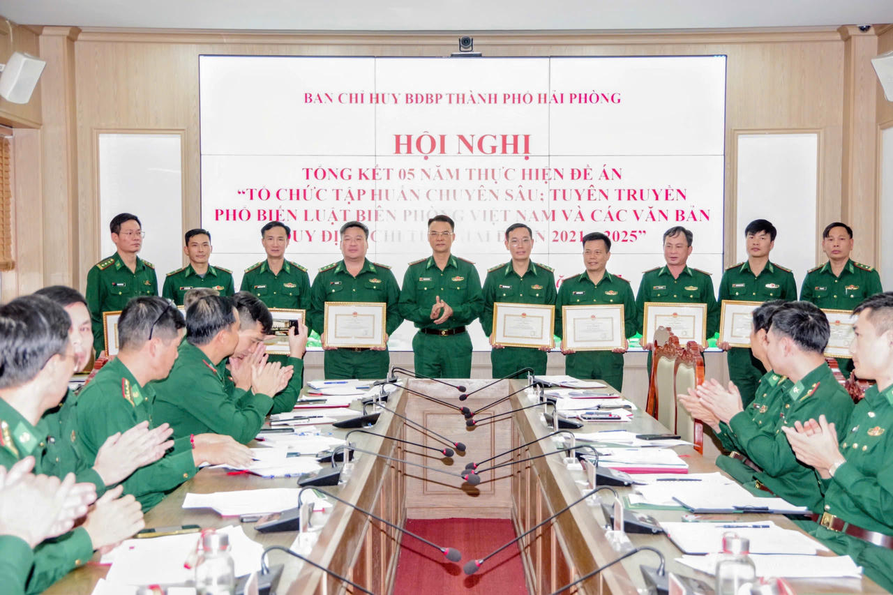 Đại tá Phạm Hồng Phong, Chính ủy BĐBP TP trao khen thưởng cho các tập thể có thành tích xuất sắc trong thực hiện Đề án. 