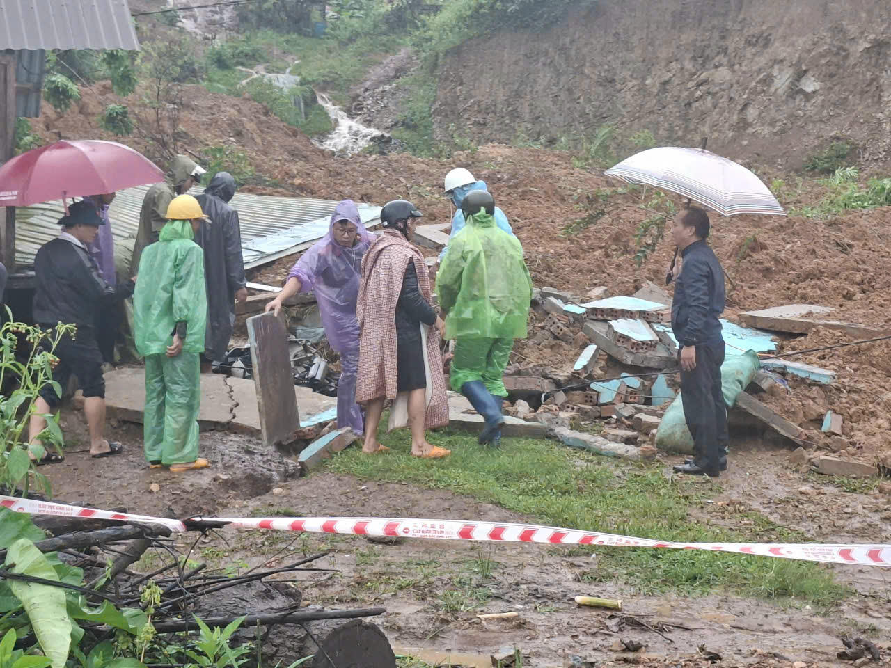 Mưa lớn khiến nhiều ngôi nhà bị sập hoàn toàn.