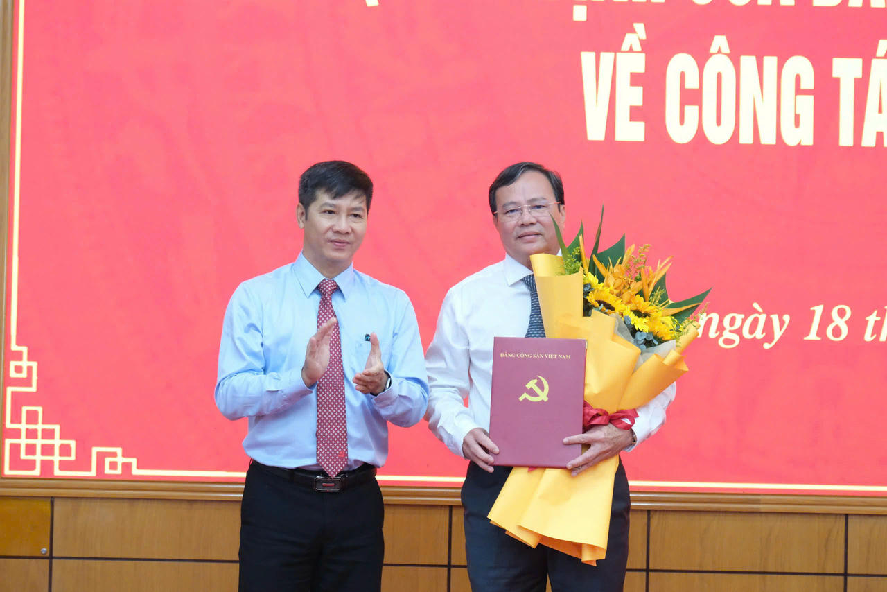 Phó Trưởng Ban Tổ chức Trung ương Nguyễn Thành Tâm trao quyết định cho ông Lê Văn Hẳn. (Ảnh: TT)