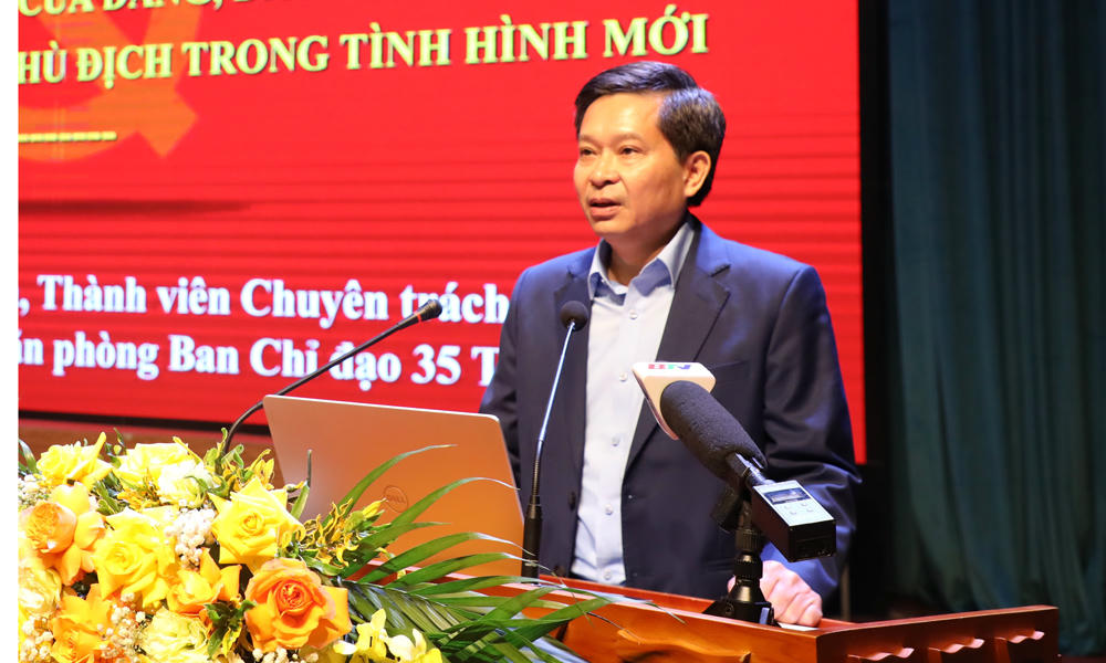 Vụ trưởng Vũ Trọng Hà (Ban Tuyên giáo và Dân vận Trung ương) truyền đạt chuyên đề tại hội nghị tập huấn.