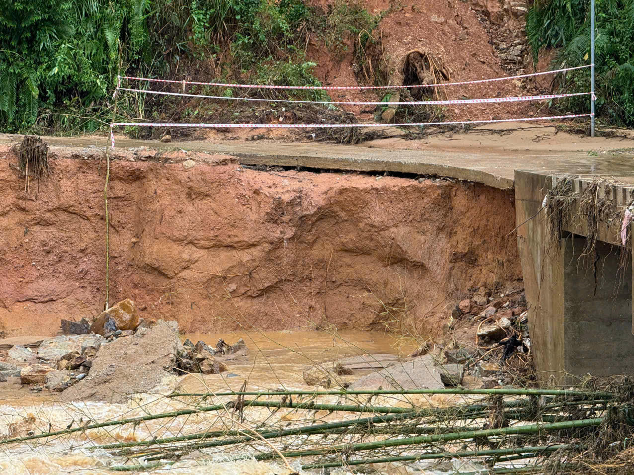 Quảng Ngãi: Người dân góp tre, dựng cầu tạm vượt lũ, khắc phục chia cắt ở Sơn Hà