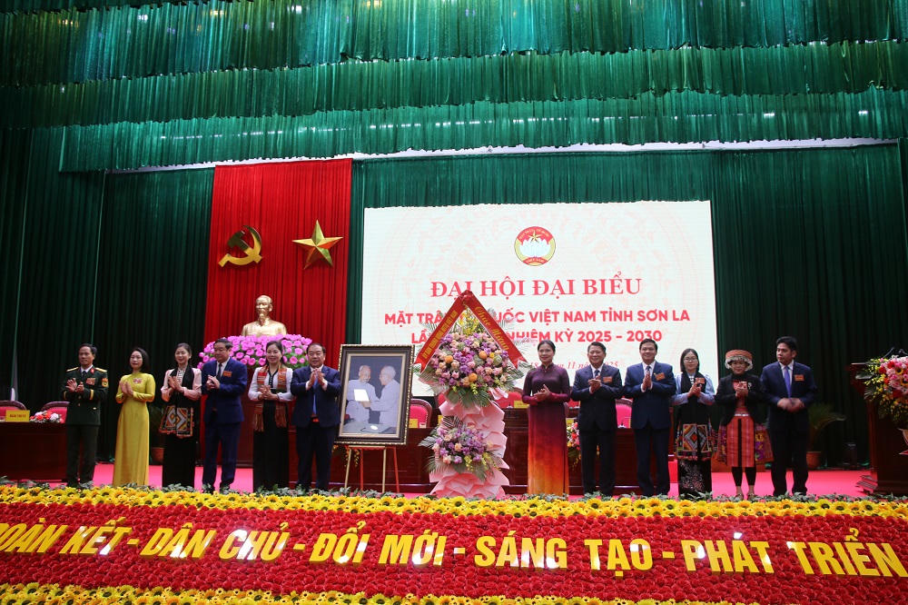 Các đại biểu tặng hoa chúc mừng Đại hội.