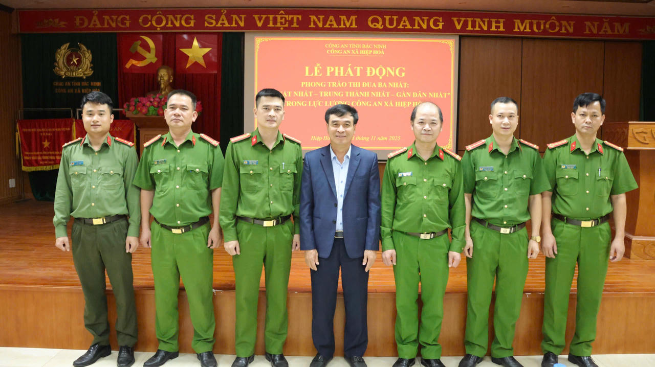 Các đồng chí lãnh đạo Công an xã và Chủ tịch UBND xã chụp ảnh lưu niệm.