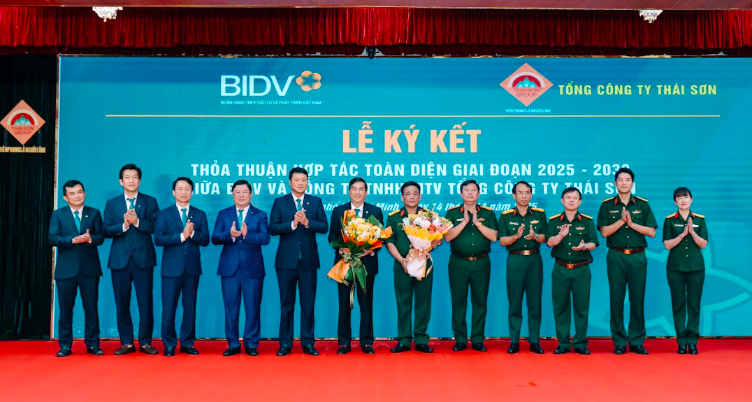 Đại diện Lãnh đạo BIDV và Tổng Công ty Thái Sơn chụp ảnh lưu niệm tại Lễ ký kết.