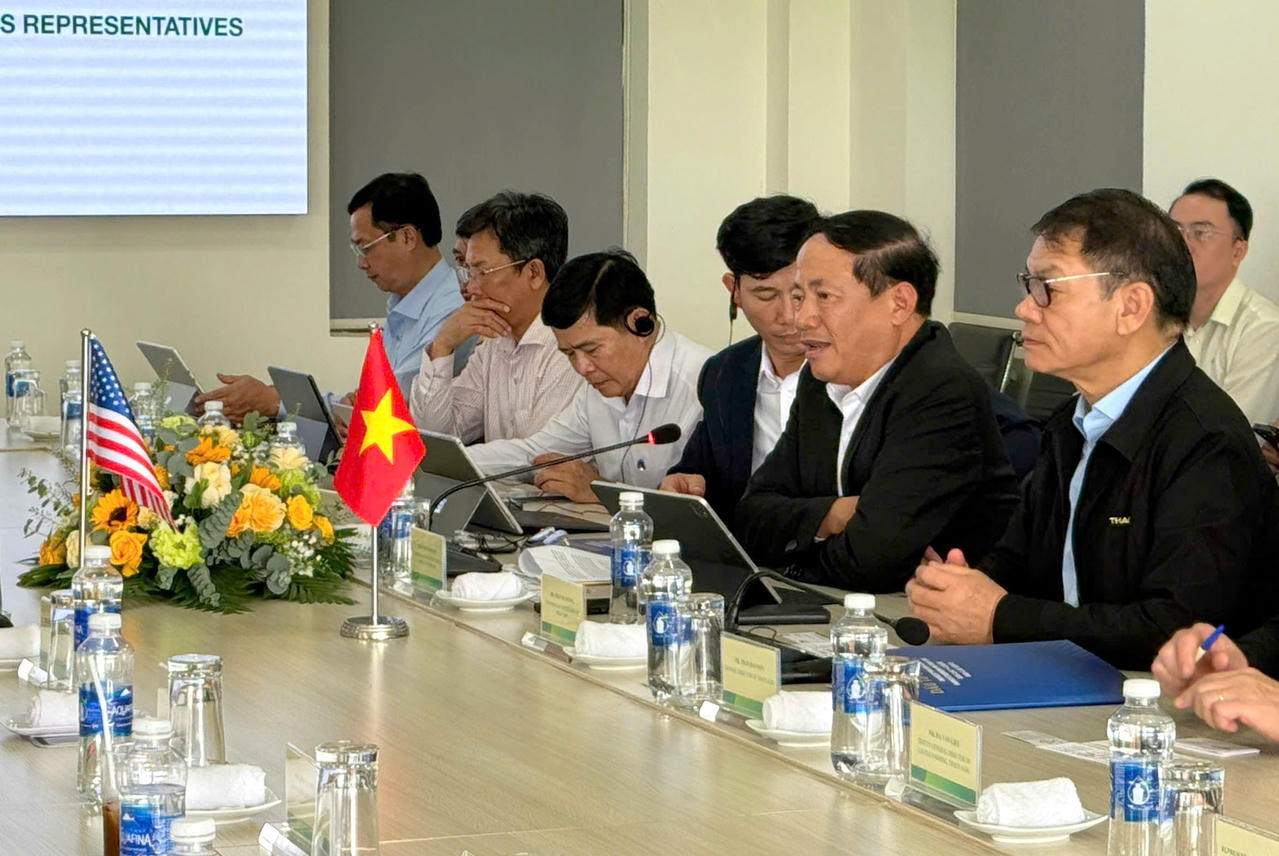 Ông Phạm Anh Tuấn - Chủ tịch UBND tỉnh Gia Lai (thứ 2 từ phải qua) phát biểu tại buổi làm việc.