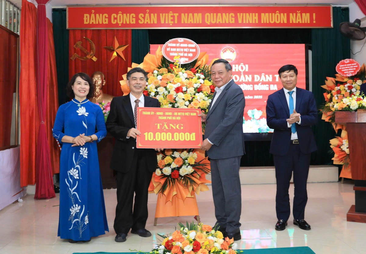 Phó Bí thư Thường trực Thành ủy Hà Nội Nguyễn Văn Phong dự Ngày hội Đại đoàn kết toàn dân tộc tại Khu dân cư số 30, phường Đống Đa.