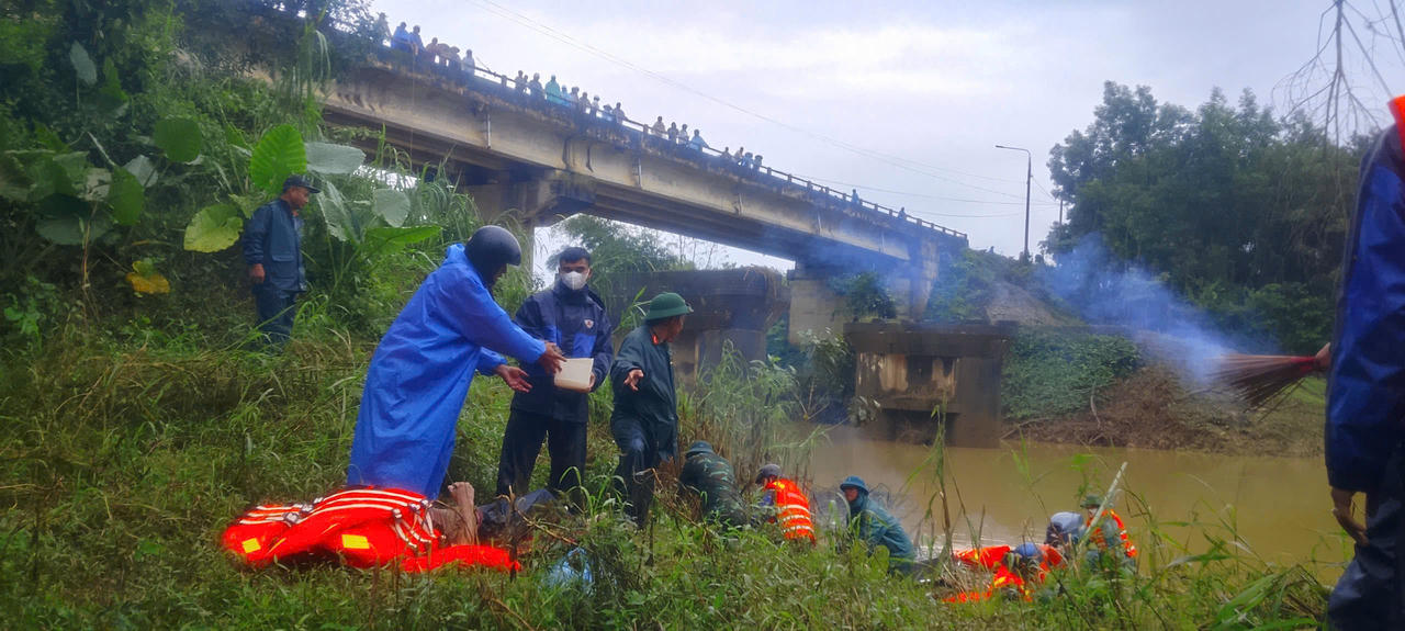 Lực lượng Ban Chỉ huy phòng thủ khu vực 3 - Trà My đưa nạn nhân bị lũ cuốn lên khỏi lòng suối.