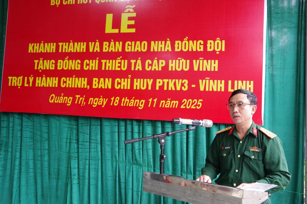 Thượng tá Phạm Hữu Tuấn, Bí thư Đảng uỷ Phòng Chính trị, Phó Chủ nhiệm Chính trị Bộ CHQS tỉnh phát biểu tại buổi lễ.