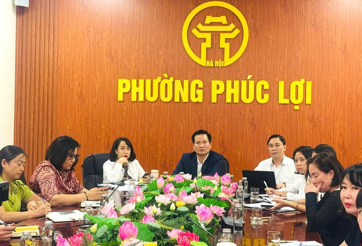 Lãnh đạo phường Phúc Lợi cùng Ban Giám hiệu các Nhà trường dự cuộc họp tại điểm cầu trụ sở UBND Phường.