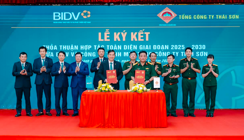 Lãnh đạo BIDV Chi nhánh Ba Tháng Hai và Tổng Công ty Thái Sơn đại diện 2 đơn vị ký kết thỏa thuận hợp tác.