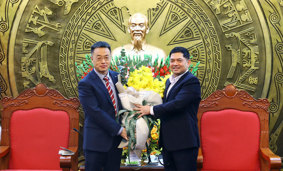 Ông Tưởng Hồng Trại tặng hoa chúc mừng Bí thư Tỉnh ủy Nguyễn Hồng Thái.