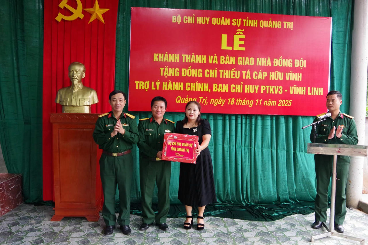 Đại diện&nbsp;Bộ CHQS tỉnh trao quà cho Thiếu tá Cáp Hữu Vĩnh.