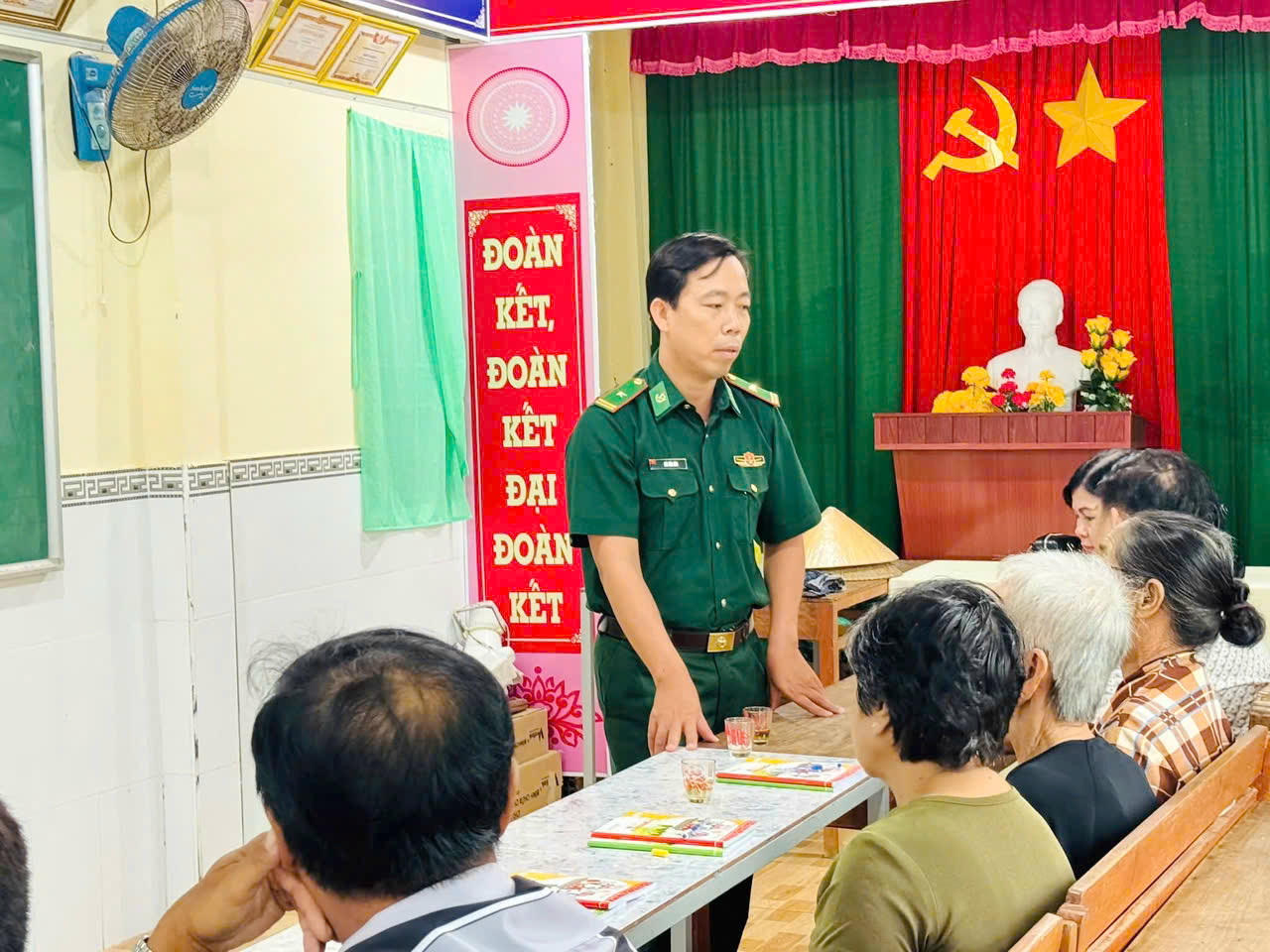 Thiếu tá Bùi Văn Hào - Chính trị viên Đồn Biên phòng Cái Đôi Vàm phát biểu tại buổi khai giảng lớp học.