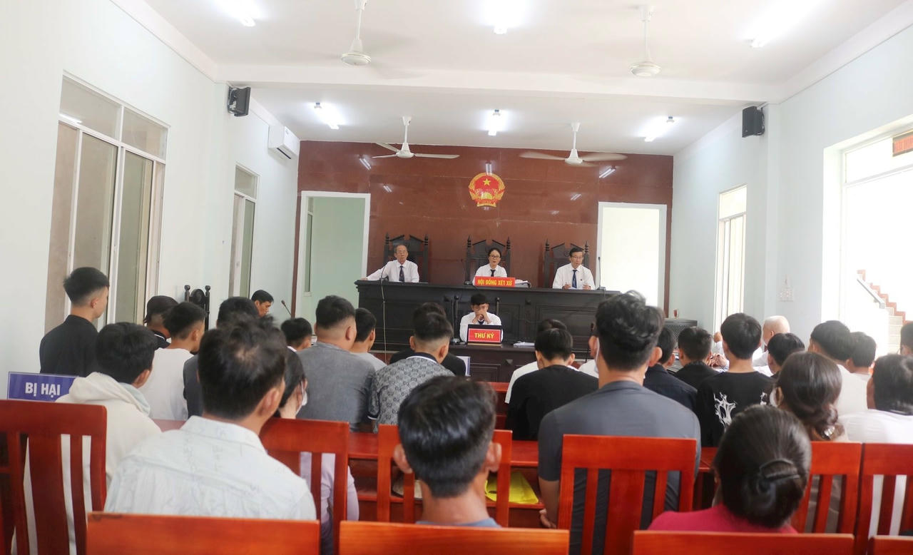 Một phiên tòa xét xử vụ gây rối trật tự công cộng, trong đó có nhiều thanh thiếu niên, được trợ giúp viên pháp lý tham gia bào chữa.