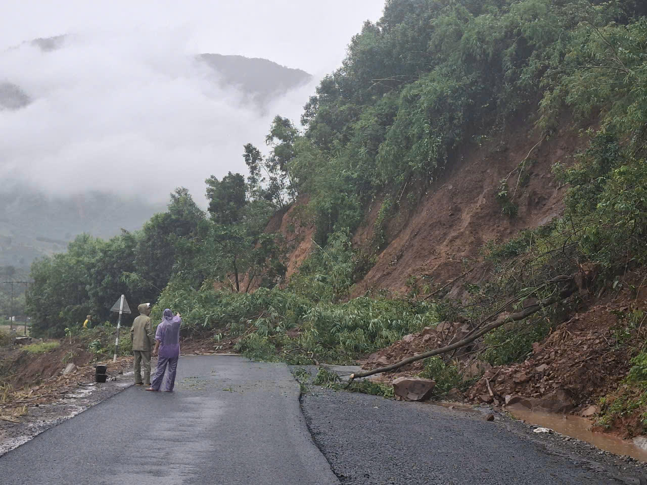 Nhiều tuyến đường bị sạt lở gây ách tắc lưu thông.