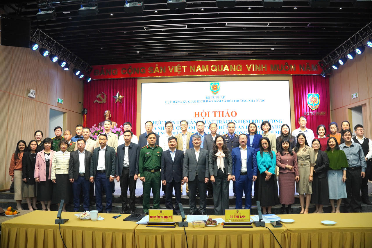 Thứ trưởng Nguyễn Thanh Tú và các đại biểu chụp ảnh lưu niệm. (Ảnh: PV)