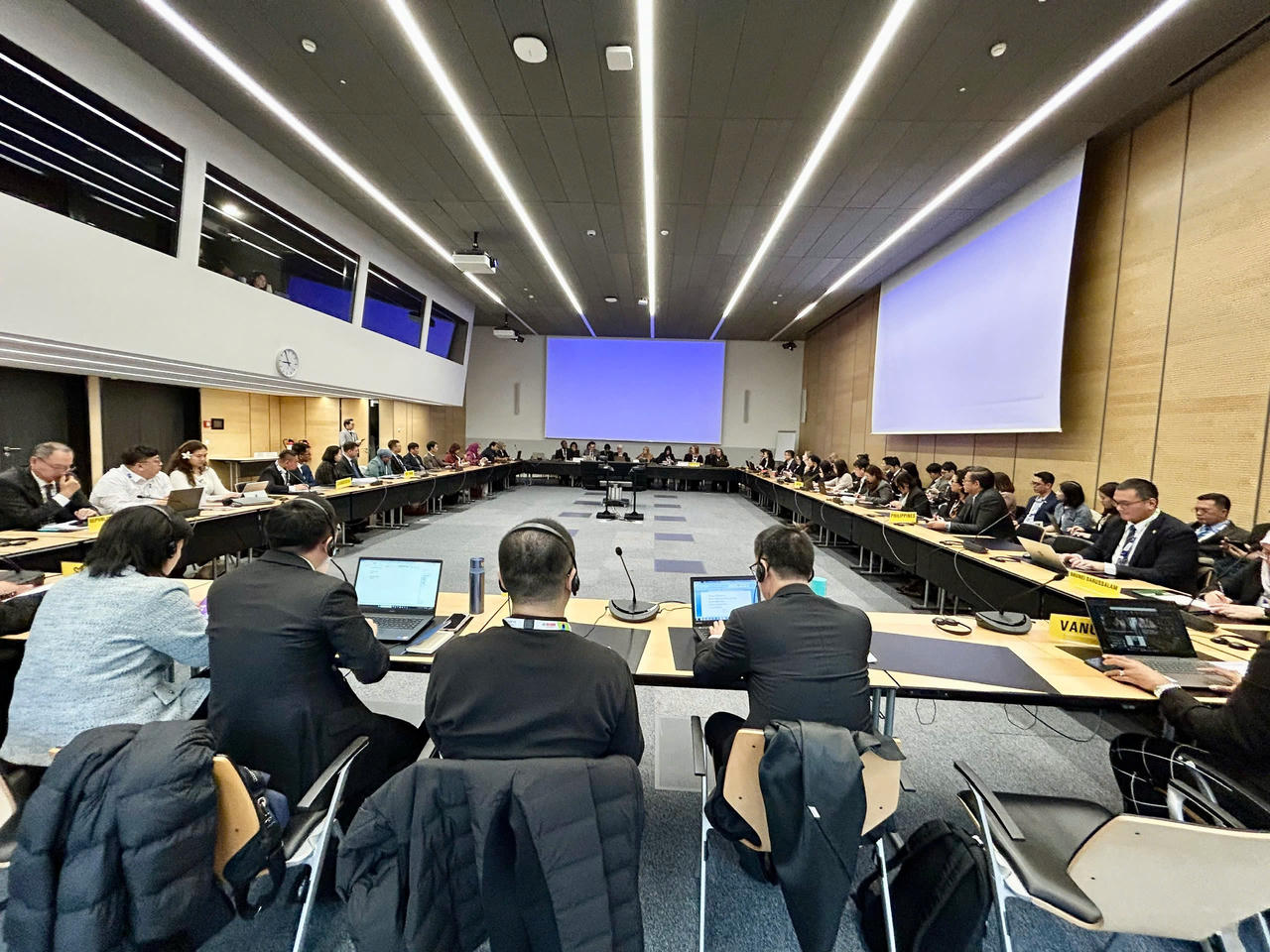 Đại diện Việt Nam cùng hơn 160 quốc gia họp bàn ứng phó 'đại dịch thuốc lá toàn cầu'