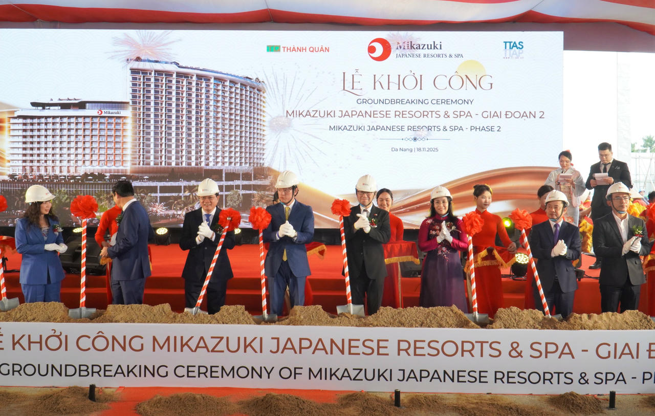 Các đại biểu thực hiện nghi thức khởi công dự án.&nbsp;