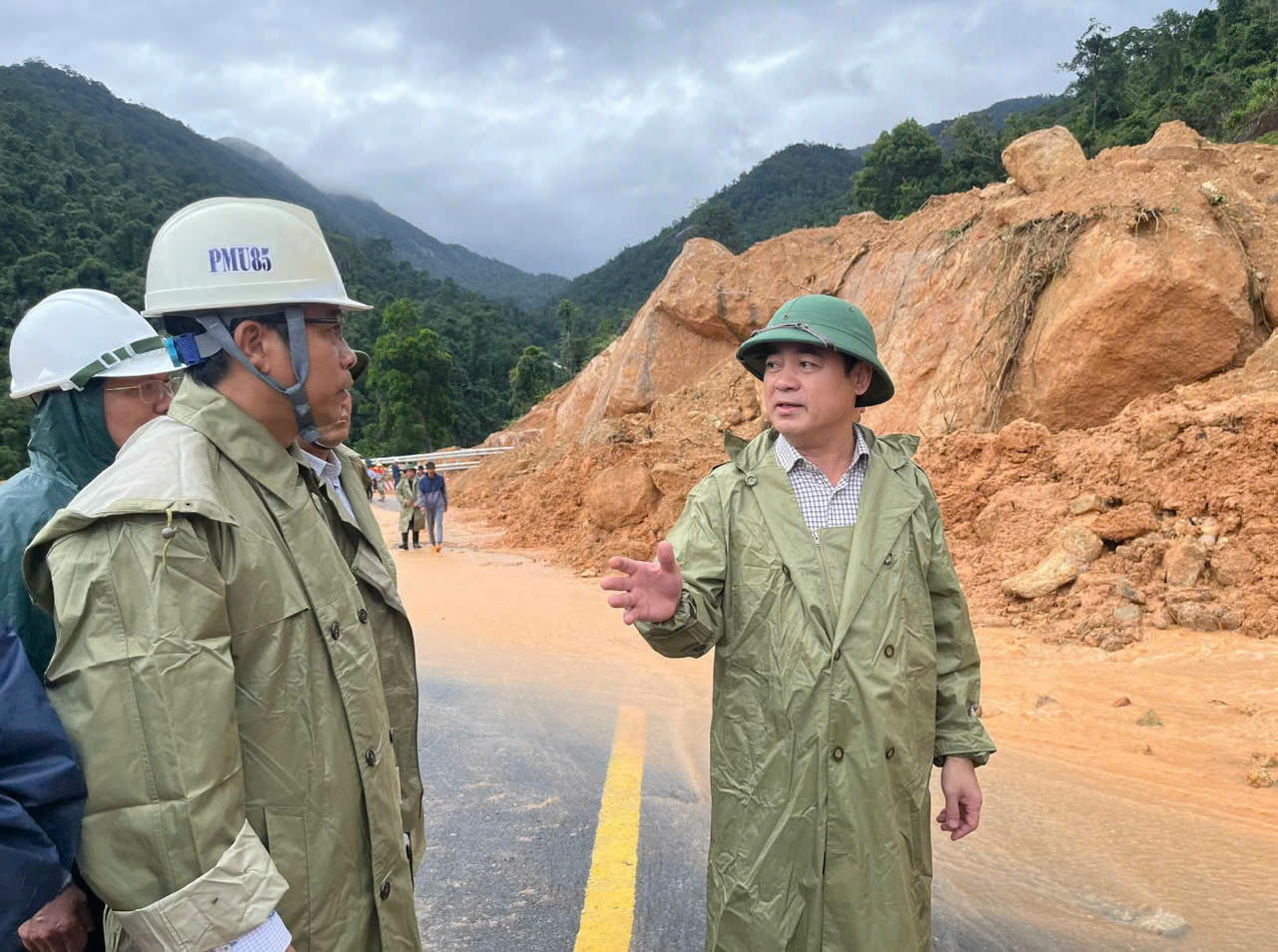 Bí thư Tỉnh ủy Nghiêm Xuân Thành kiểm tra công tác khắc phục sạt lở tại đèo Khánh Lê.
