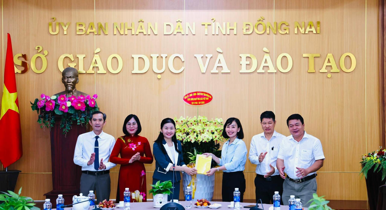 Bà Tôn Ngọc Hạnh trao thư chúc mừng của lãnh đạo tỉnh cho Ban Giám đốc Sở GD&amp;ĐT Đồng Nai.