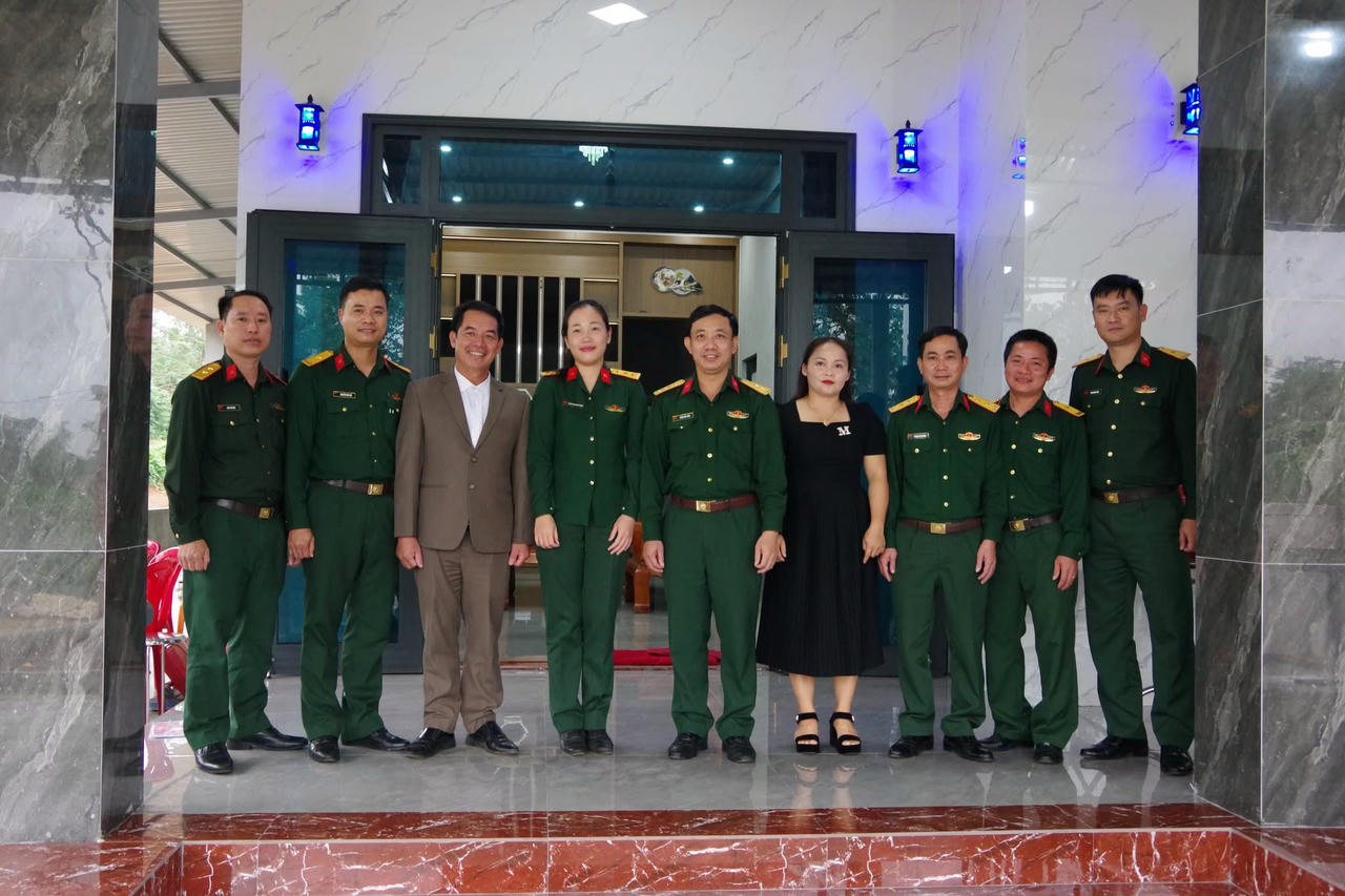 Các đại biểu chụp ảnh lưu niệm cùng gia đình Thiếu tá Cáp Hữu Vĩnh.