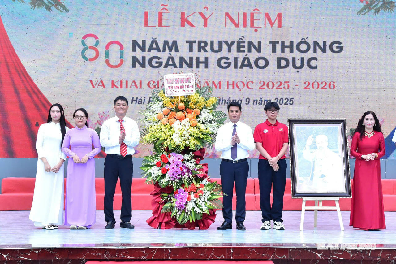 Chủ tịch UBND thành phố Lê Ngọc Châu tặng quà thầy và trò Trường THPT chuyên Trần Phú nhân dịp khai giảng năm học mới.