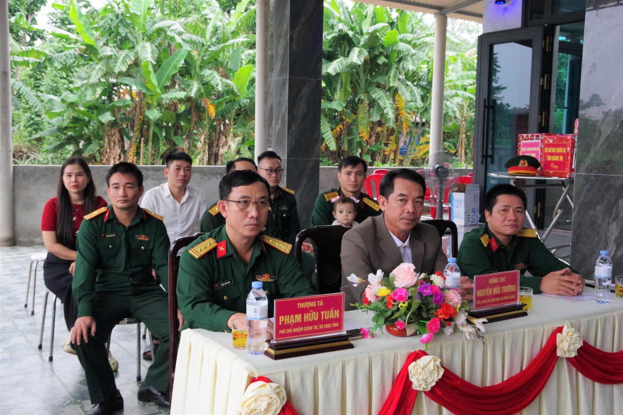 Các đại biểu tham dự buổi lễ. 