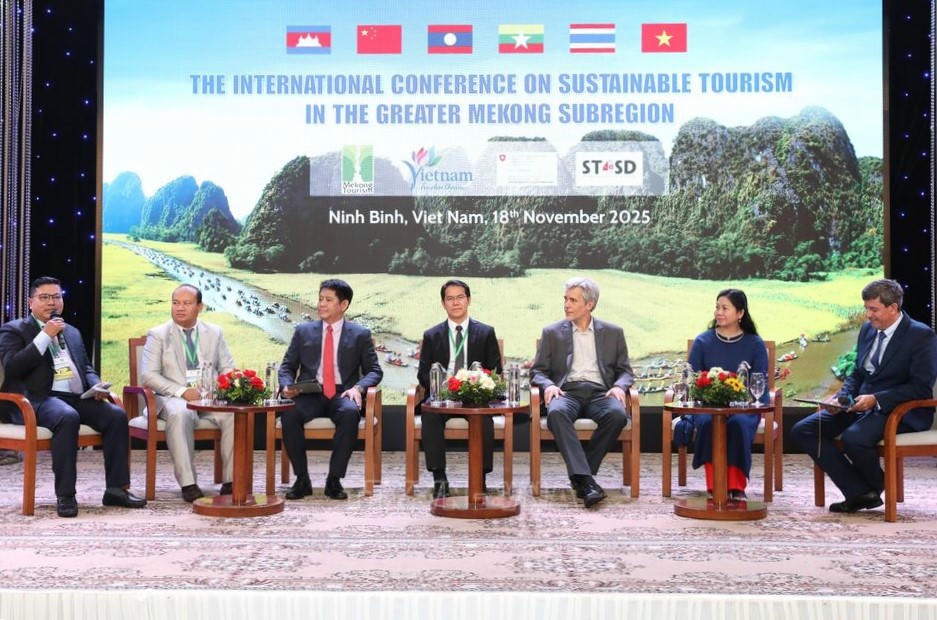 Các đại biểu đã tập trung thảo luận làm rõ hai chủ đề:&nbsp;Nhận thức và kinh nghiệm phát triển du lịch bền vững tại các quốc gia GMS; Tầm nhìn và hành động của GMS trong phát triển du lịch bền vững.