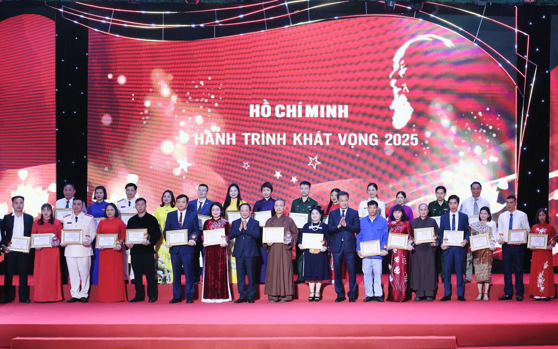 Trưởng ban Tuyên giáo và Dân vận Trung ương Trịnh Văn Quyết và Bí thư Tỉnh ủy Nguyễn Hữu Nghĩa trao giấy chứng nhận và biểu trưng học tập và làm theo tư tưởng, đạo đức, phong cách Hồ Chí Minh tặng các điển hình tiêu biểu.