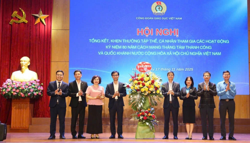 Phó Chủ tịch Tổng Liên đoàn Lao động Việt Nam Ngọ Duy Hiểu tặng hoa chúc mừng Hội nghị. (Ảnh: Q.C).