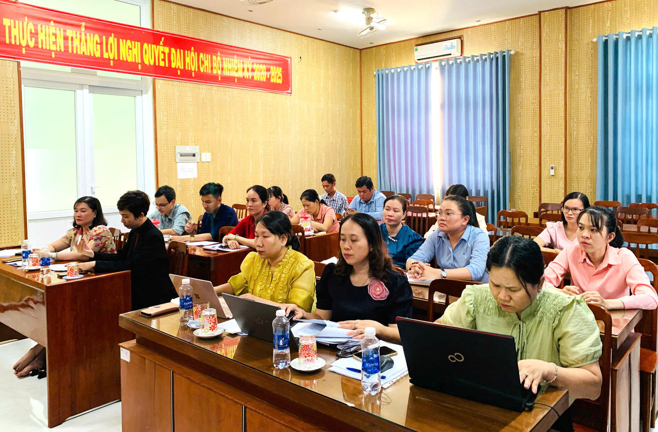 Buổi làm việc tại BHXH cơ sở Gò Công. Ảnh: BHXH Đồng Tháp