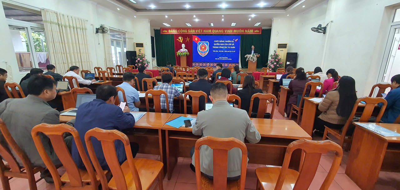 Việc&nbsp;đào tạo, bồi dưỡng kỹ năng số cho cán bộ cơ sở cũng được coi là yếu tố then chốt. (Ảnh: Lê Hanh)