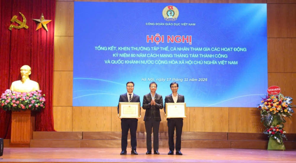 TS. Nguyễn Ngọc Ân, Chủ tịch Công đoàn Giáo dục Việt Nam trao bằng khen của Bộ trưởng Bộ Giáo dục và Đào tạo cho Trường Đại học Giao thông Vận tải và đồng chí Nguyễn Văn Khởi - Bí thư Đoàn Thanh niên Trường Đại học Giao thông Vận tải. (Ảnh: Q.C)