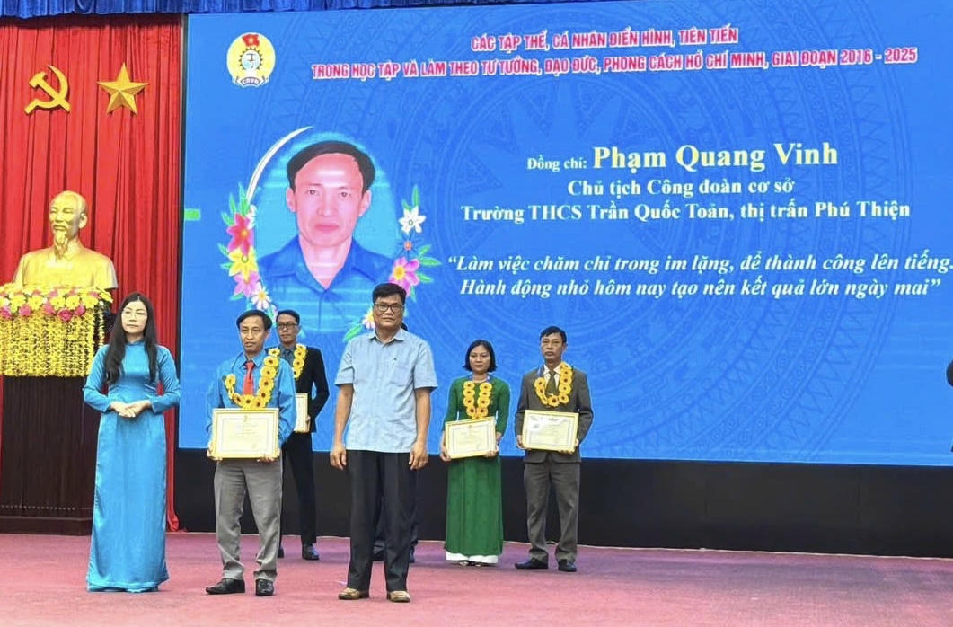 Thầy giáo "mê" Hóa, truyền lửa đam mê cho học trò ở Gia Lai