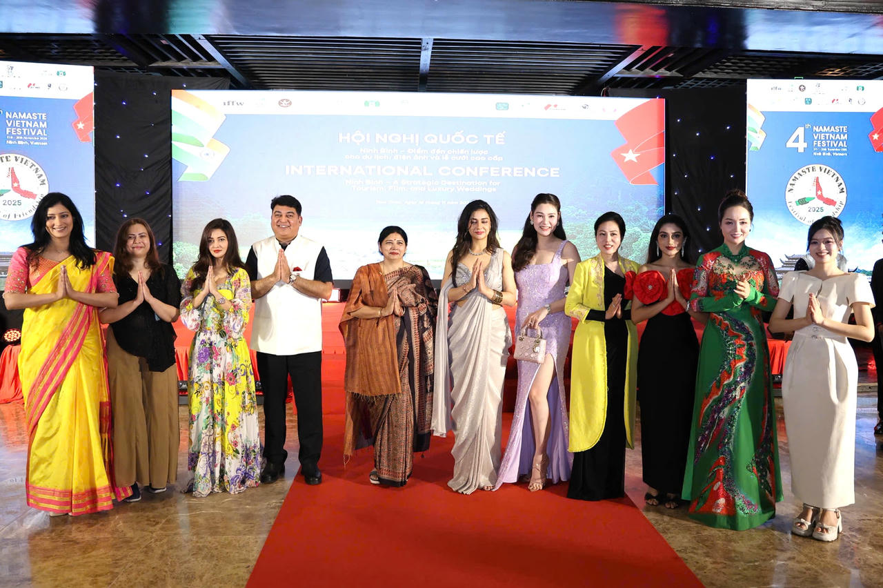 Các ngôi sao đến từ Ấn Độ, quốc gia đứng đầu châu Á về điện ảnh và tổ chức lễ cưới chụp ảnh lưu niệm tại hội nghị.